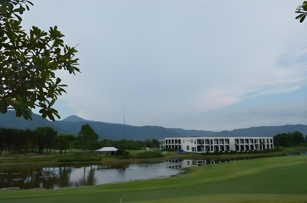 נאקון נאיוק Royal Hills Golf Resort & Spa מראה חיצוני תמונה